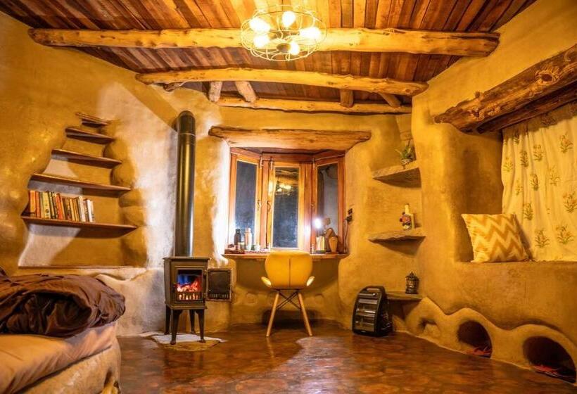 Nocleg ze śniadaniem Hidden Earthen Home With An Suv Car As Entrance