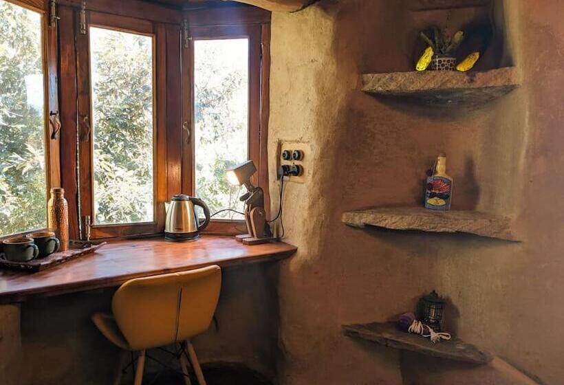 Nocleg ze śniadaniem Hidden Earthen Home With An Suv Car As Entrance