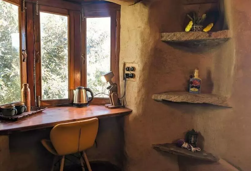 ベッドアンドブレックファースト Hidden Earthen Home With An Suv Car As Entrance