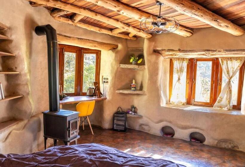 Nocleg ze śniadaniem Hidden Earthen Home With An Suv Car As Entrance