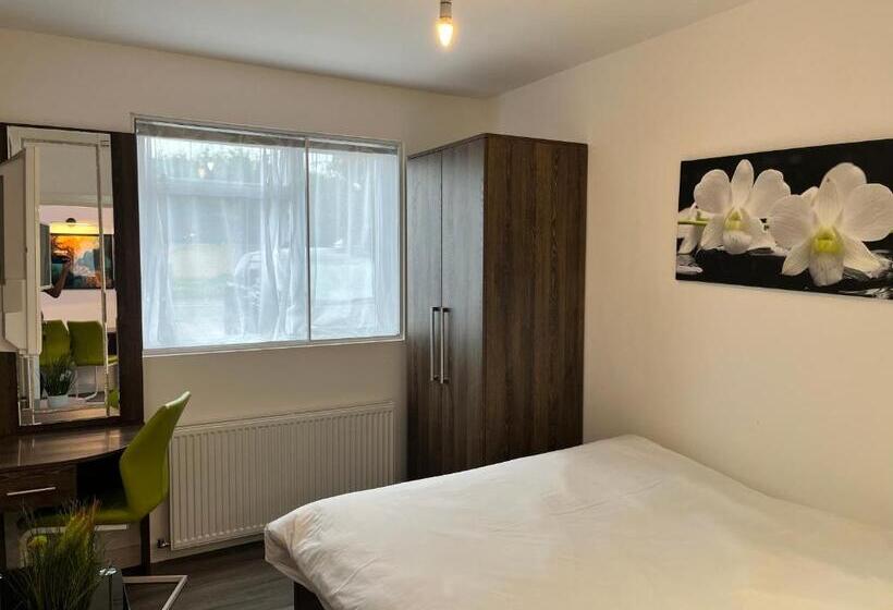 Пансион Pinewood Guest House