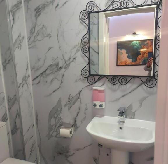 Пансион Pinewood Guest House