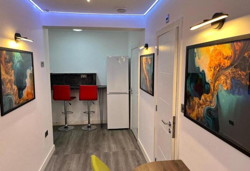 Пансион Pinewood Guest House