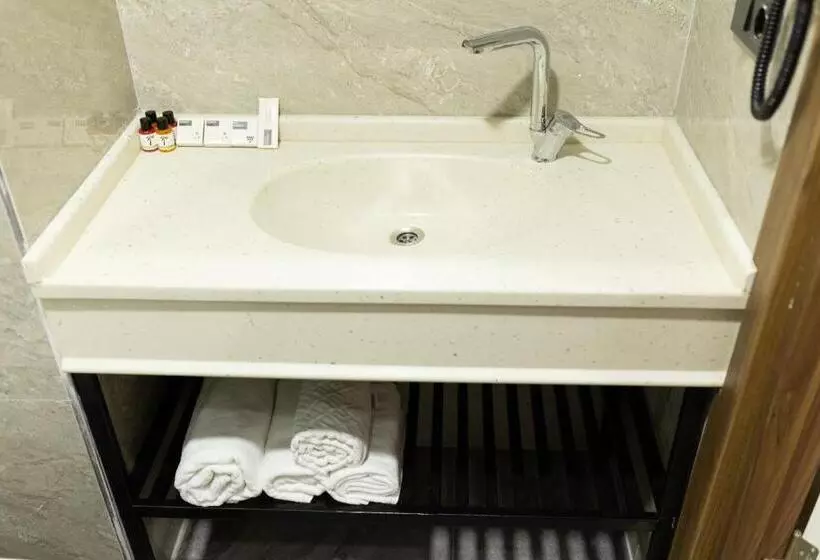 Otel 28