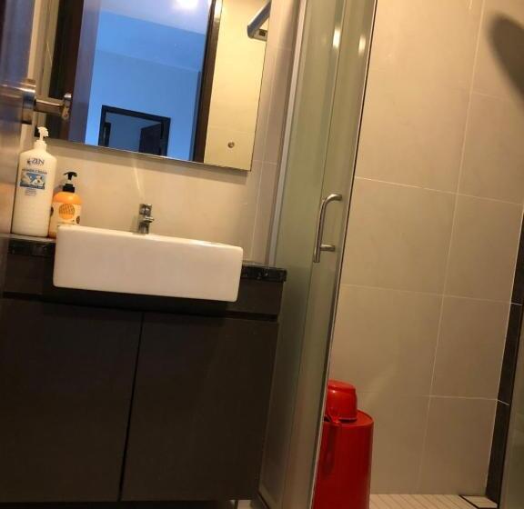 ペンション Medium Sized Bedroom, Girls Only In Country Garden Danga Bay, 2pax, Free Wifi, Parking