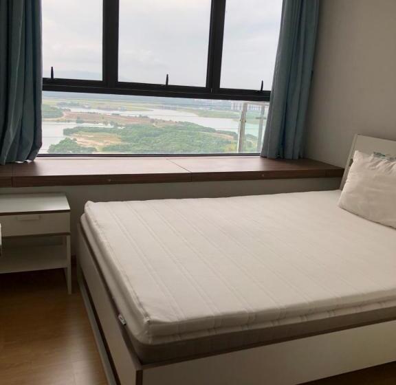 ペンション Medium Sized Bedroom, Girls Only In Country Garden Danga Bay, 2pax, Free Wifi, Parking