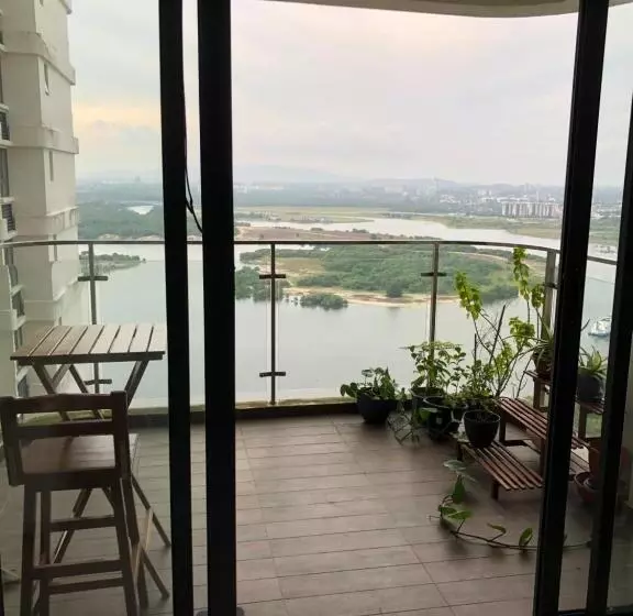 Majatalo Medium Sized Bedroom, Girls Only In Country Garden Danga Bay, 2pax, Free Wifi, Parking