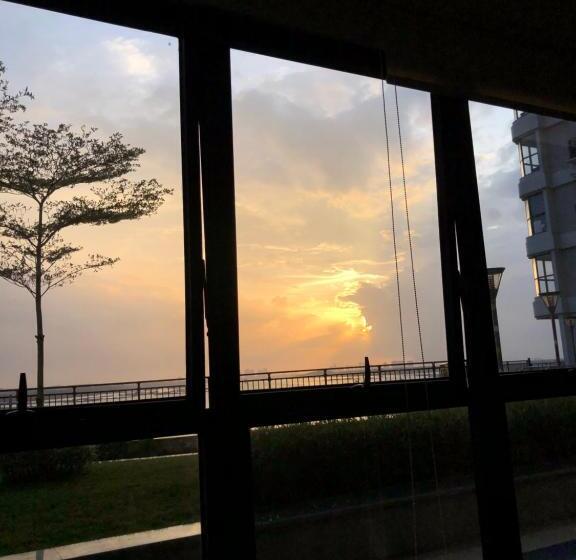 ペンション Medium Sized Bedroom, Girls Only In Country Garden Danga Bay, 2pax, Free Wifi, Parking