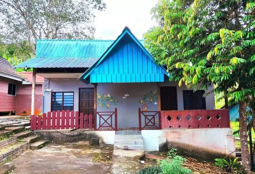 Lomakeskus Lata Bayu Chalet   Waterfall & River With Kids Pool