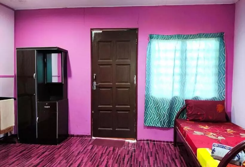 Lomakeskus Lata Bayu Chalet   Waterfall & River With Kids Pool