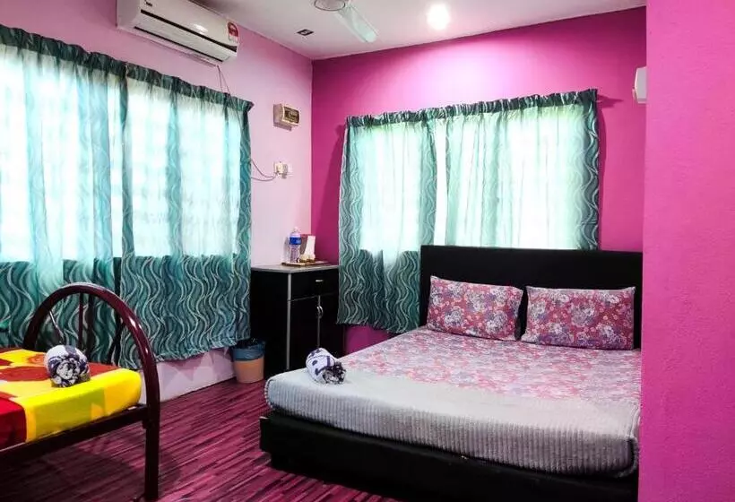 Lomakeskus Lata Bayu Chalet   Waterfall & River With Kids Pool