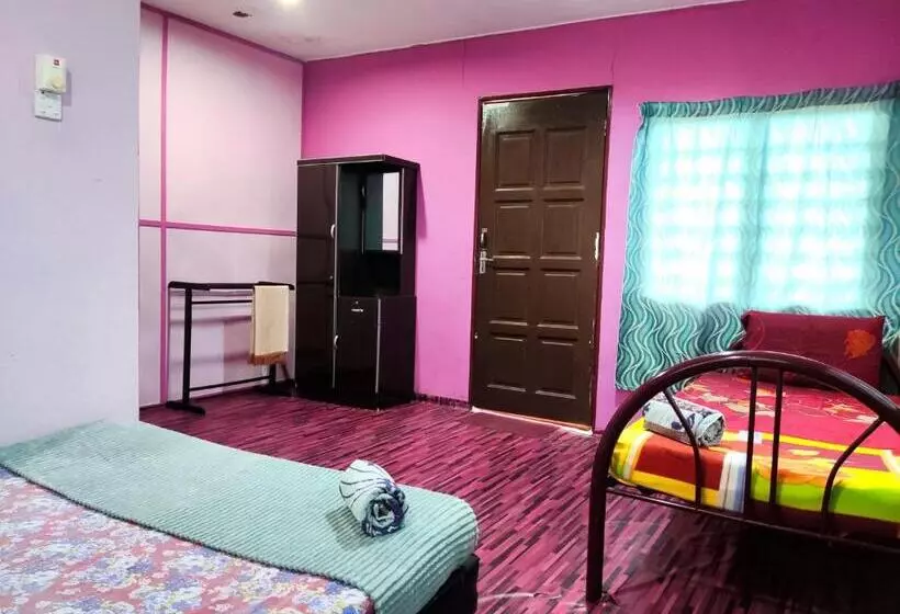 Lomakeskus Lata Bayu Chalet   Waterfall & River With Kids Pool