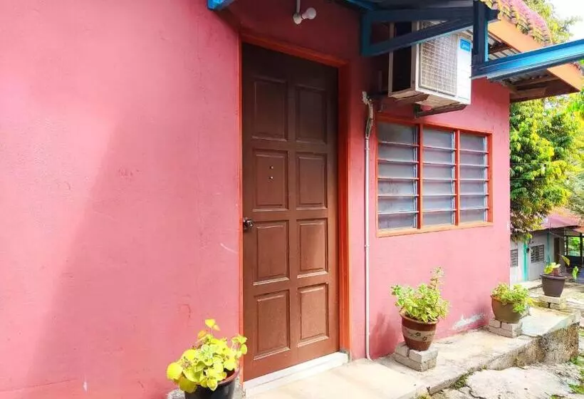 Lomakeskus Lata Bayu Chalet   Waterfall & River With Kids Pool