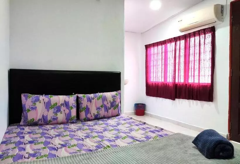 Lomakeskus Lata Bayu Chalet   Waterfall & River With Kids Pool