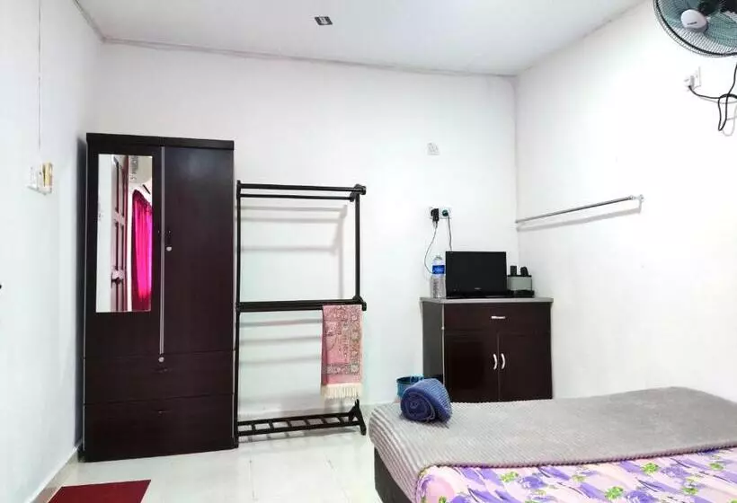 Lomakeskus Lata Bayu Chalet   Waterfall & River With Kids Pool