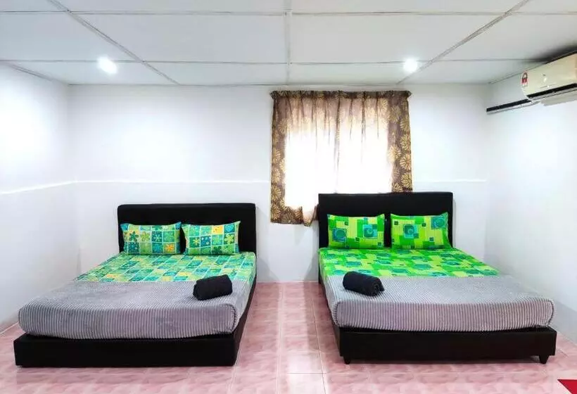 Lomakeskus Lata Bayu Chalet   Waterfall & River With Kids Pool