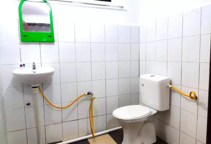 Lomakeskus Lata Bayu Chalet   Waterfall & River With Kids Pool