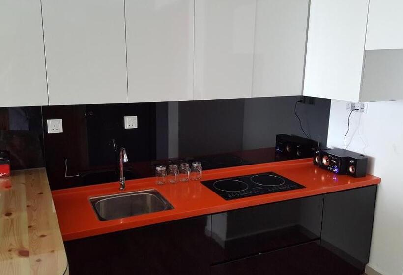 D Calton Seaview Apartment