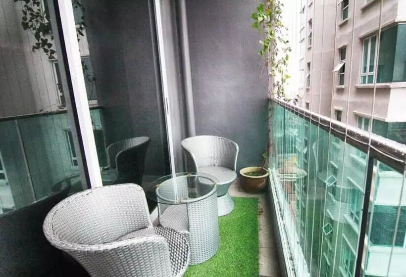 D Calton Seaview Apartment