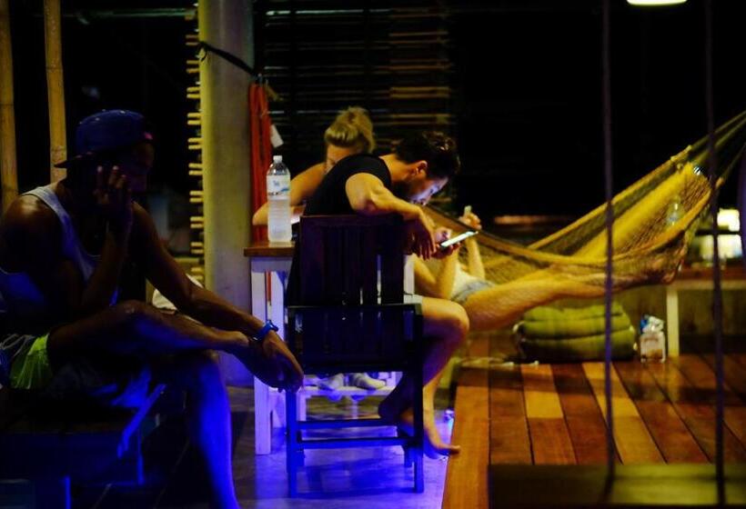 Non La Mer Hostel Bed & Yoga