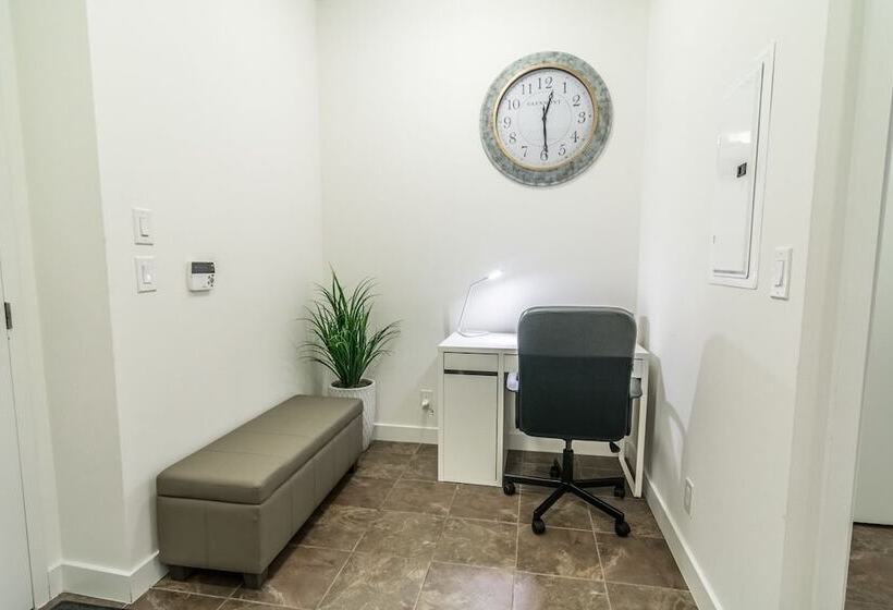 Aoc Suites 2 Bedroom Condo, City Cn Tower View