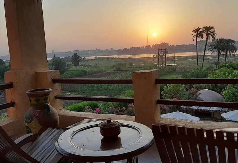 هتل Nile Compound