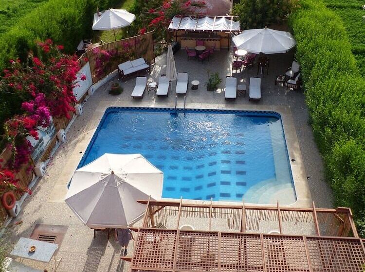 هتل Nile Compound