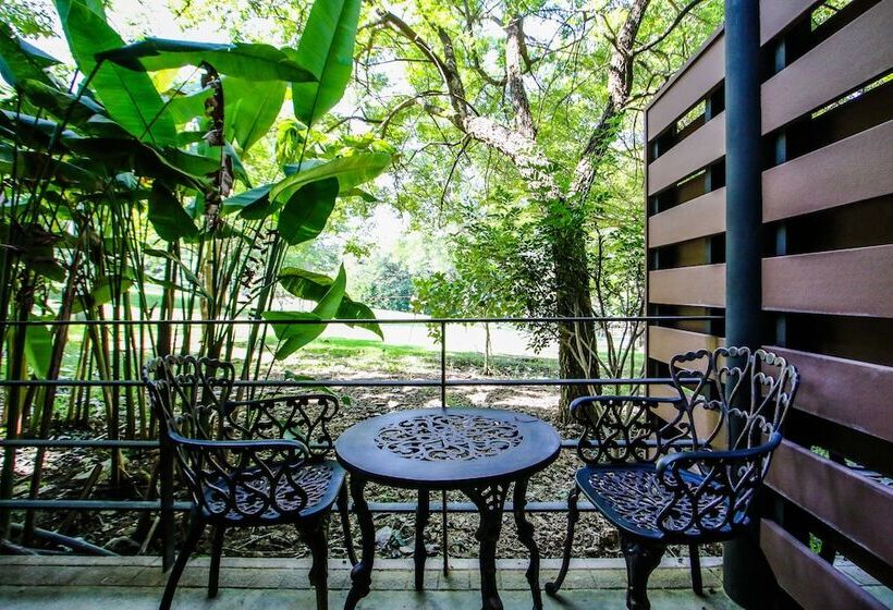 בית מלון כפרי Rain Tree Khao Yai