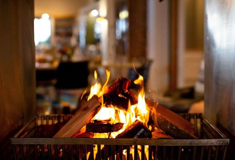 פנסיון Alkira Lodge