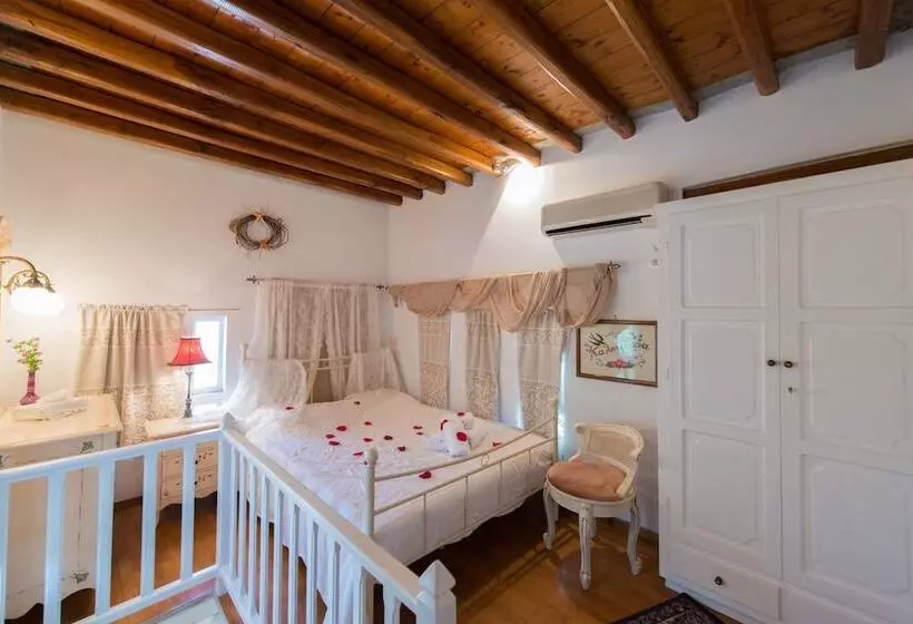 Peristeronas House
