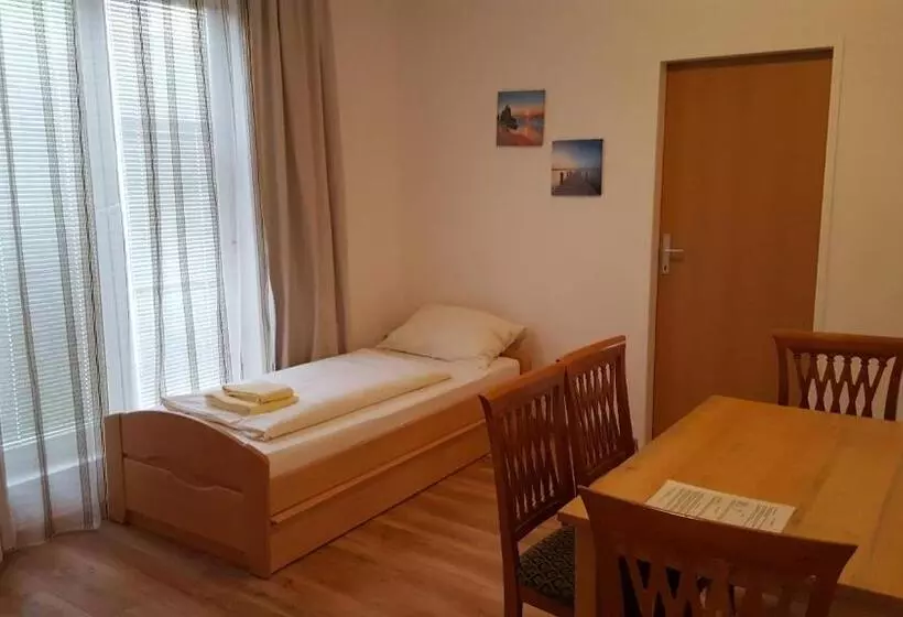 Aamiaismajoitus (B&B) Pension Haus Nova