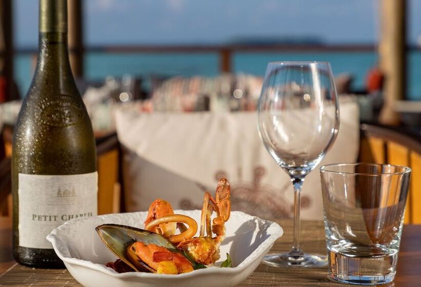 هتل Ozen Life Maadhoo  Luxury All Inclusive