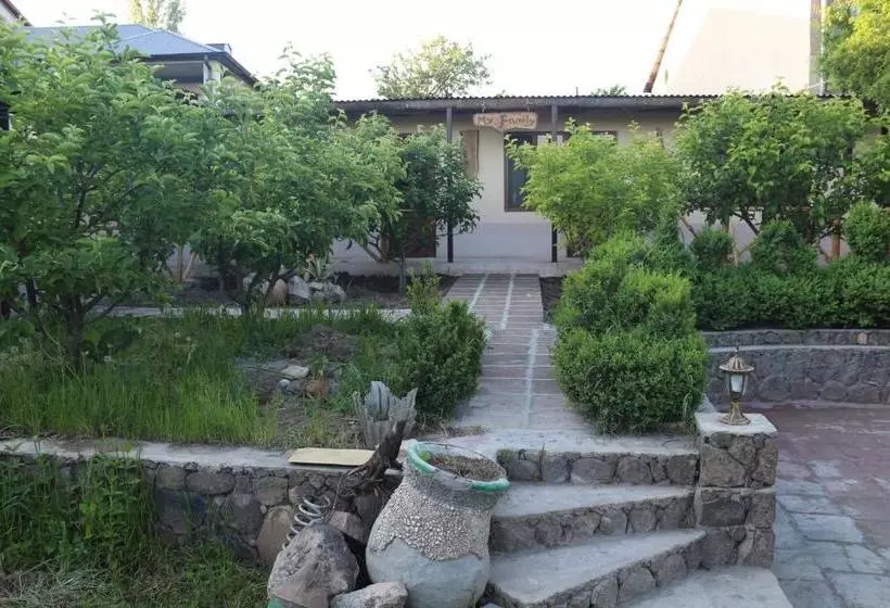 تختخواب و صبحانه My Family Guesthouse