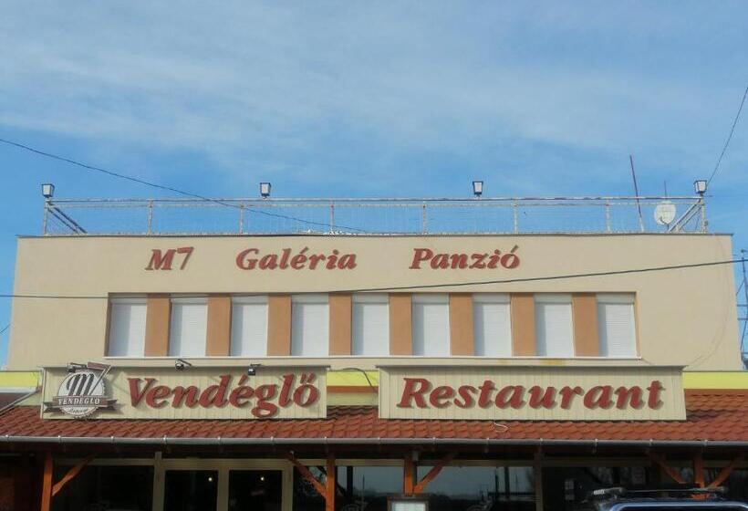 مبيت وإفطار M7 Galéria Panzió