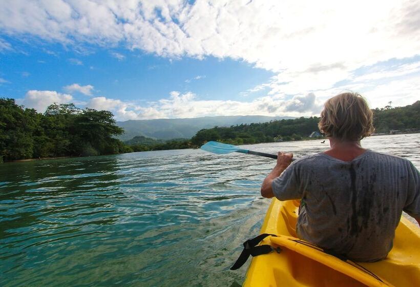 تختخواب و صبحانه Zion Country