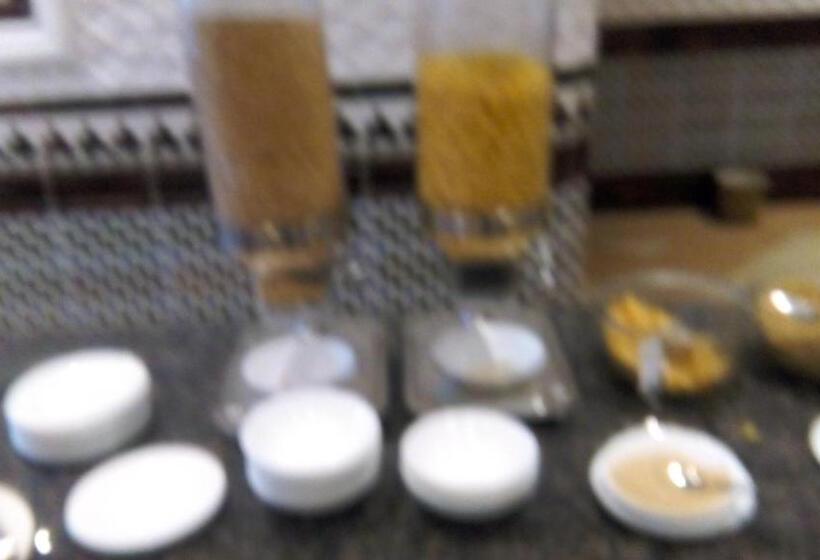 Отель Royal Court