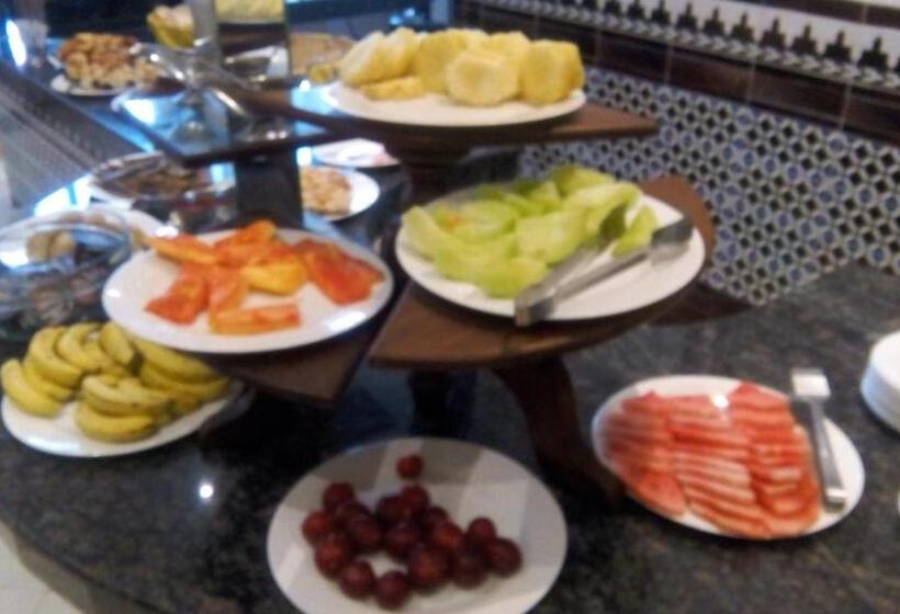 Отель Royal Court