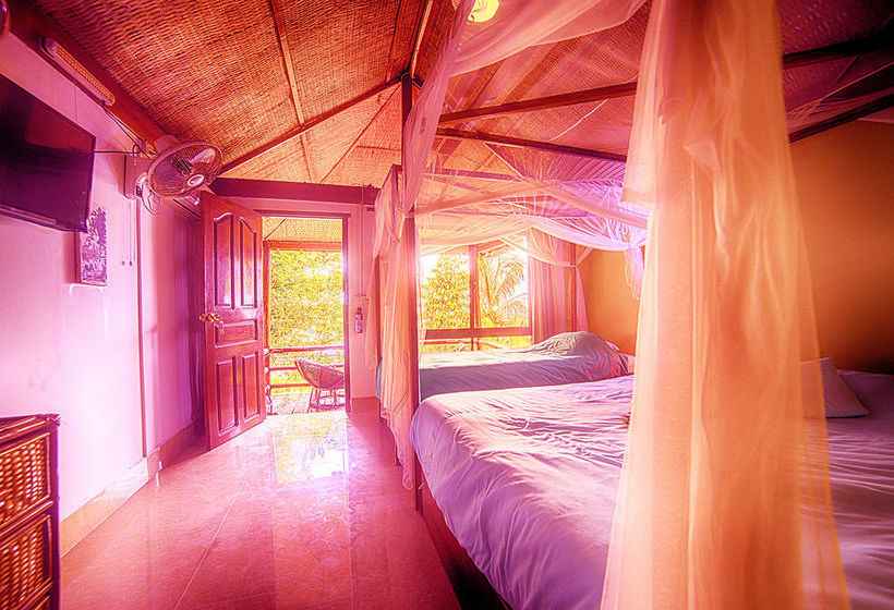 אתר נופש Above Us Only Sky