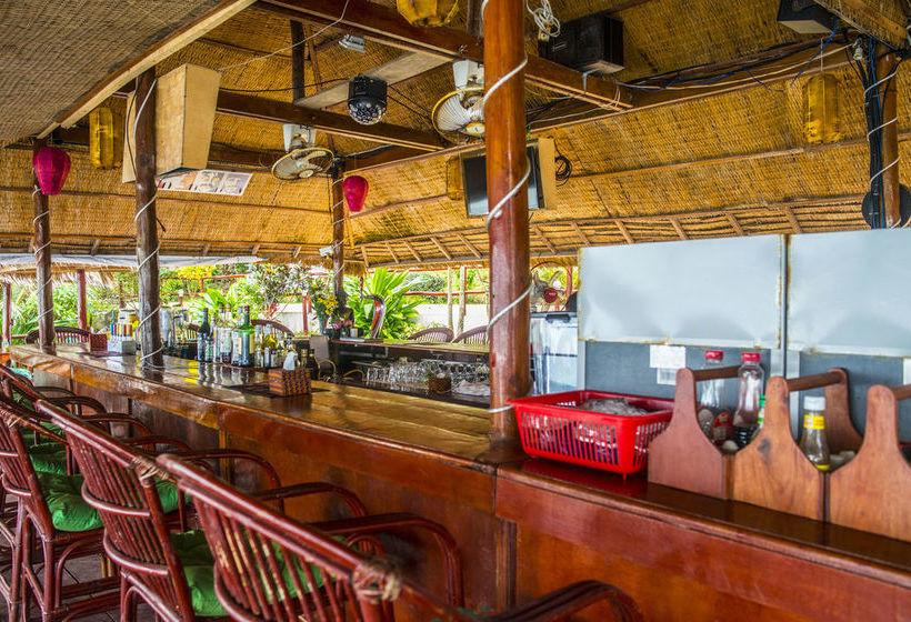 אתר נופש Above Us Only Sky