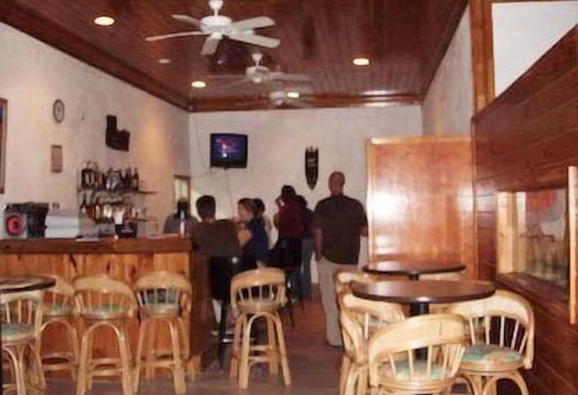 هتل Surfers Manor