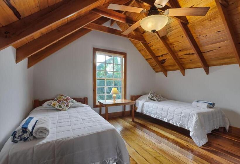 Weezie S Ocean Front Hotel And Garden Cottages