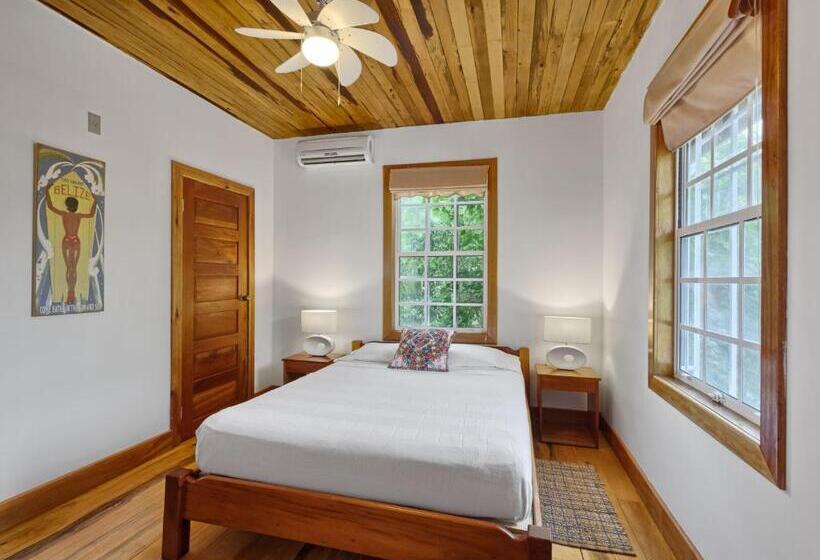 Weezie S Ocean Front Hotel And Garden Cottages