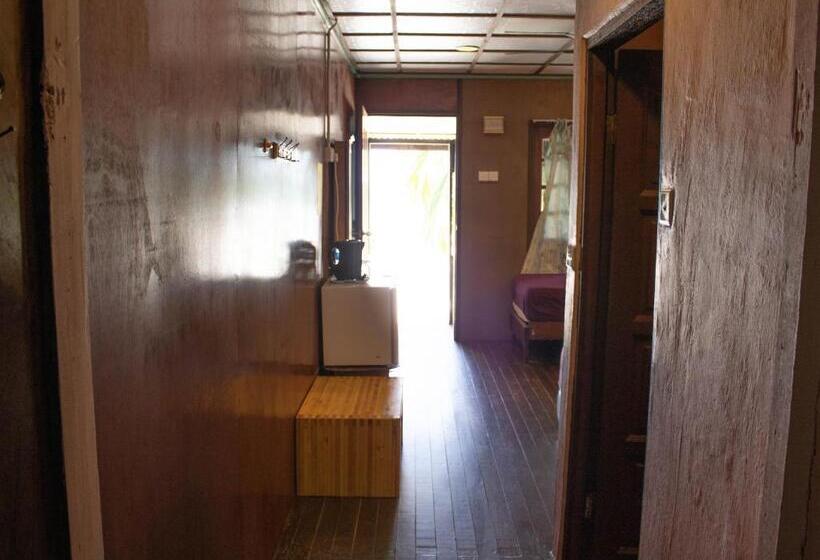 בית מלון כפרי Bushman Tioman