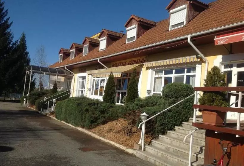 Bed and Breakfast Club Torony