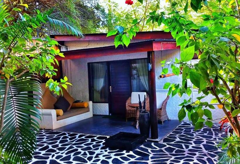 منتجع Scallywags Beach Club