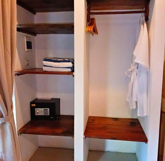 منتجع Scallywags Beach Club