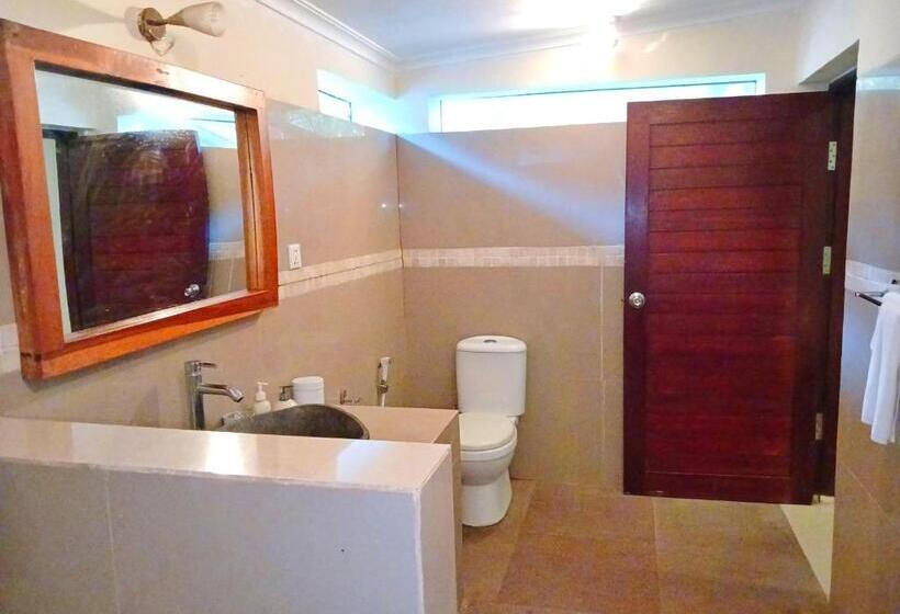 منتجع Scallywags Beach Club