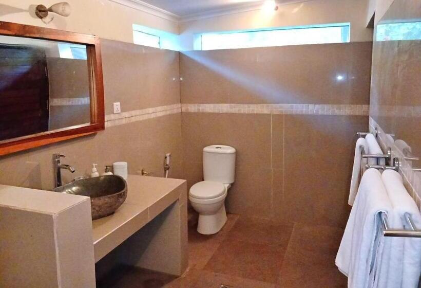 منتجع Scallywags Beach Club