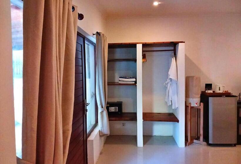 منتجع Scallywags Beach Club