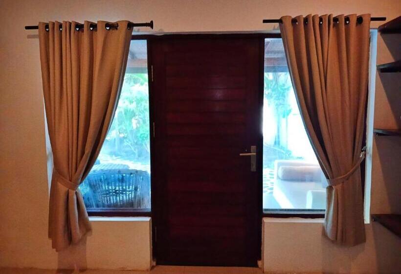 منتجع Scallywags Beach Club